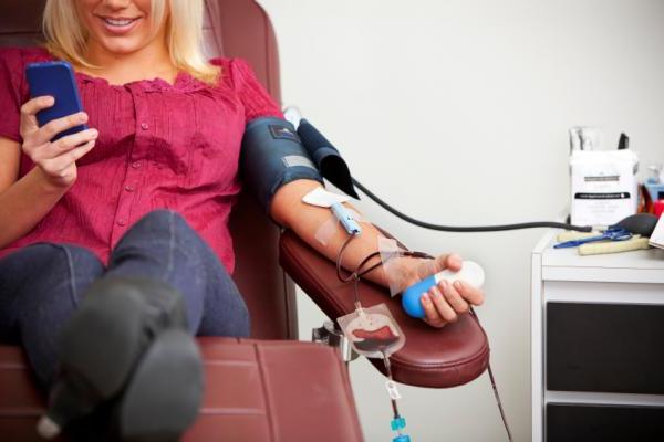 Impariamo se è possibile donare il sangue durante le mestruazioni